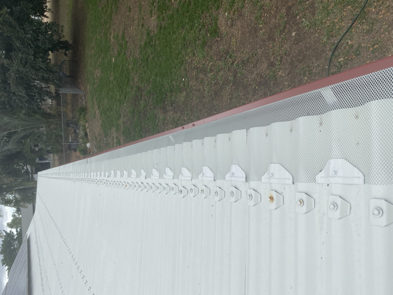 Long-run edge protection — Low-profile white mesh